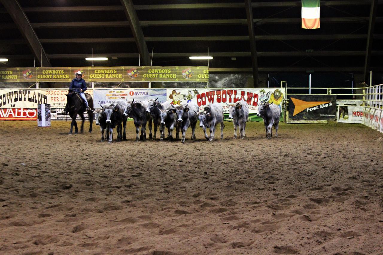 Hotel Cowboys Guest Ranch Voghera Esterno foto